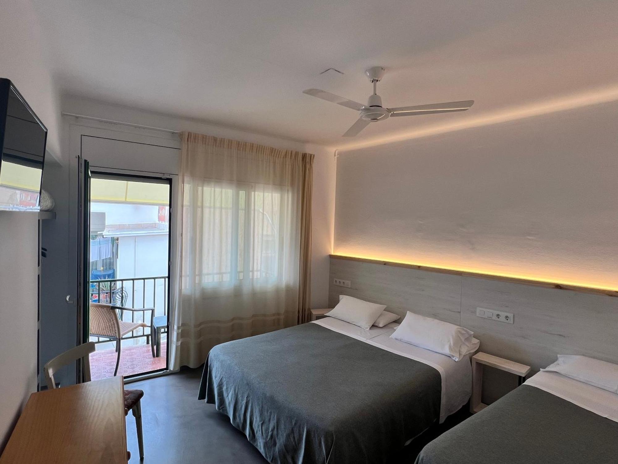 Hostal ROM Familiar Rosas Exterior foto